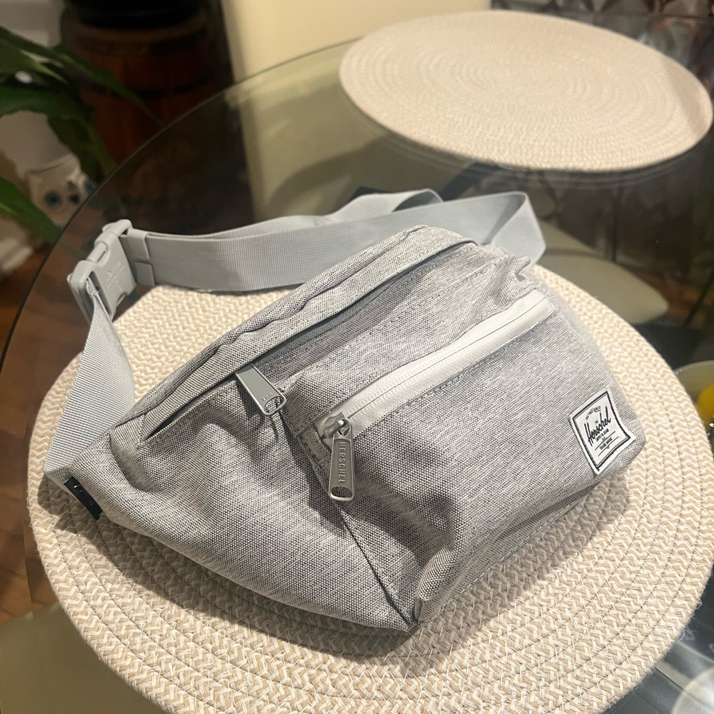 Herschel Supply Day Pack Crossbody - Picture 2 of 6